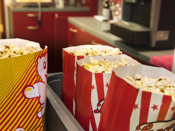 Popcorntüten im Kino.